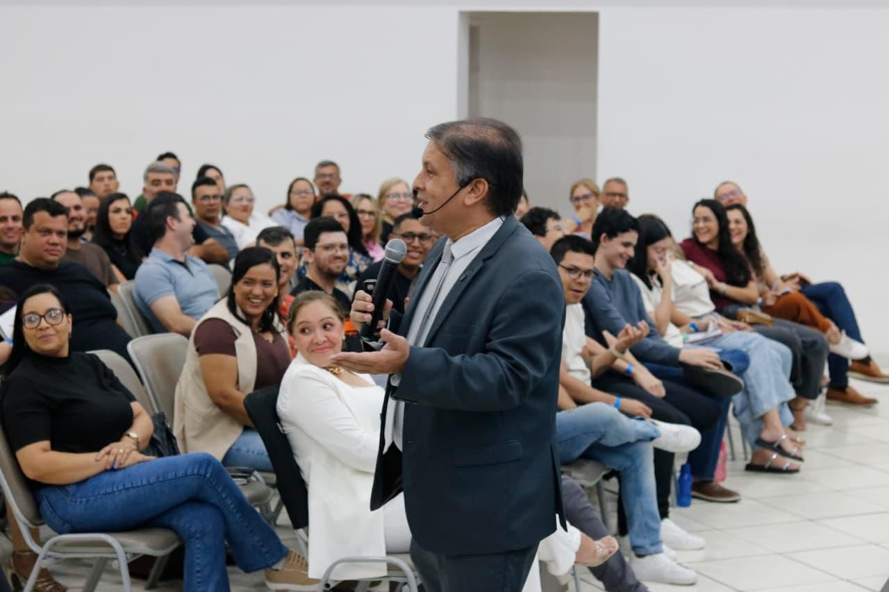 Morib Macedo falando no meio da plateia durante um workshop