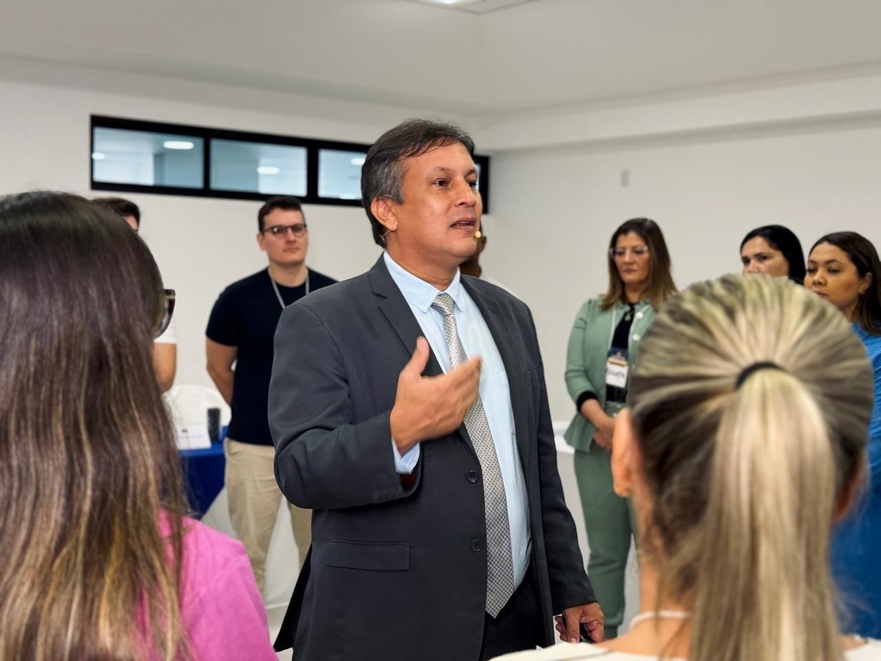 Morib Macedo orientando participantes de perto